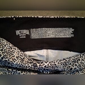 Victoria's Secret Capri Leopard Print Leggings